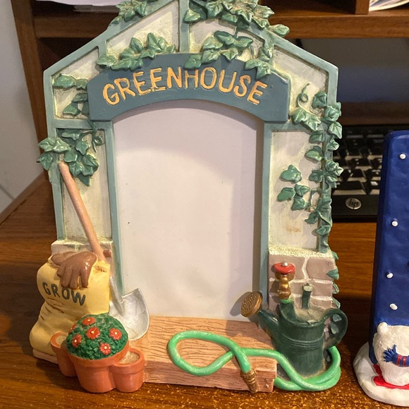 2 pictures frames - Picture 1 of 4